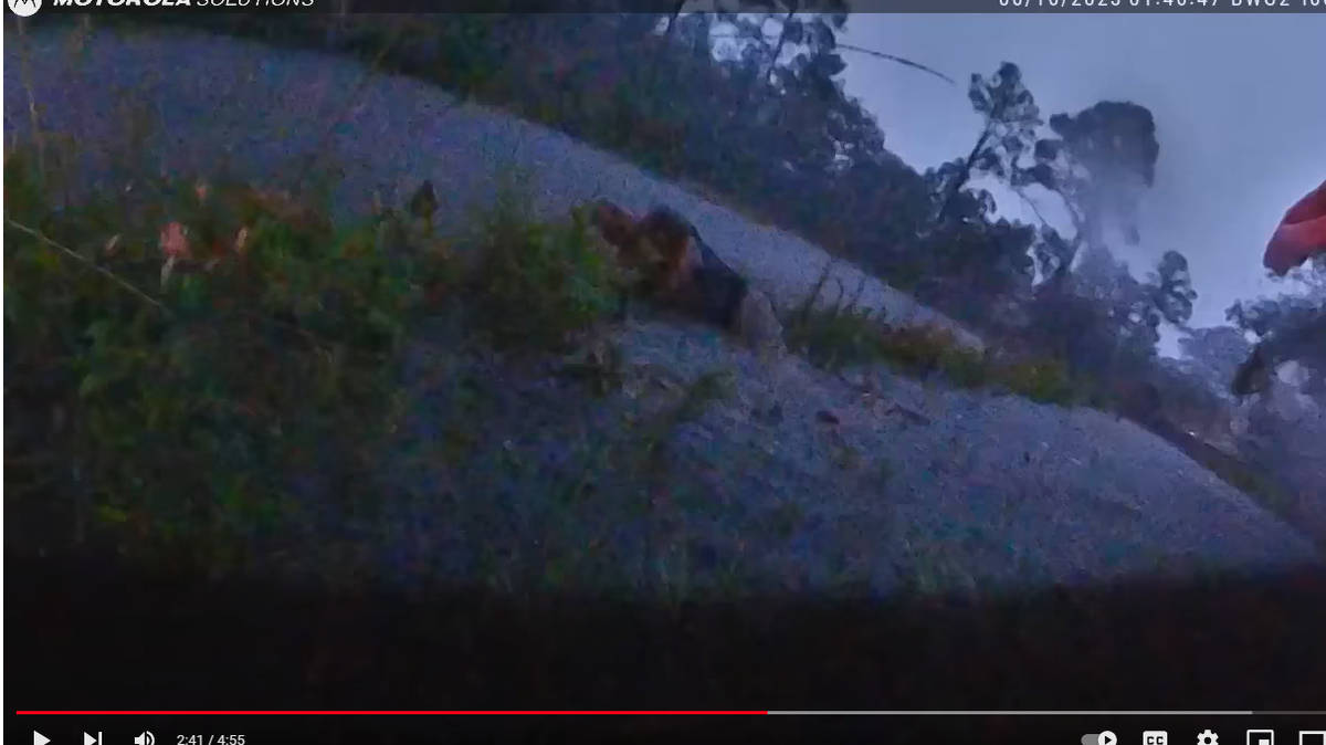 Captura de pantalla que muestra el momento en que el policía del Condado Escambia sale de la tubería y ve al chofer al otro lado de la U.S. 98.