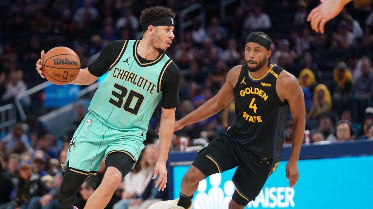 Charlotte Hornets guard Seth Curry (30) dribbles against Golden State Warriors guard Moses Moody (4) in the fourth quarter at the Chase Center.