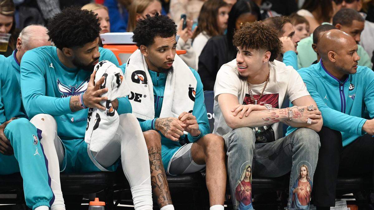 Injured Charlotte Hornets LaMelo Ball, right, talks with center Nick Richards, left and guard James Bouknight, center, during second half action against the New Orleans Pelicans on Friday, October 21, 2022 at Spectrum Center in Charlotte, NC.