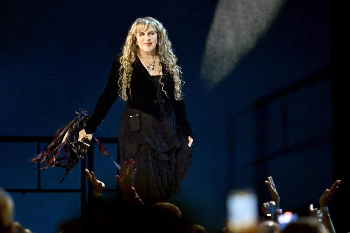 INGLEWOOD, CALIFORNIA - JANUARY 30: Stevie Nicks performs onstage during the FIREAID Benefit Concert for California Fire Relief at The Kia Forum on January 30, 2025 in Inglewood, California. (Photo by Scott Dudelson/Getty Images for FIREAID)