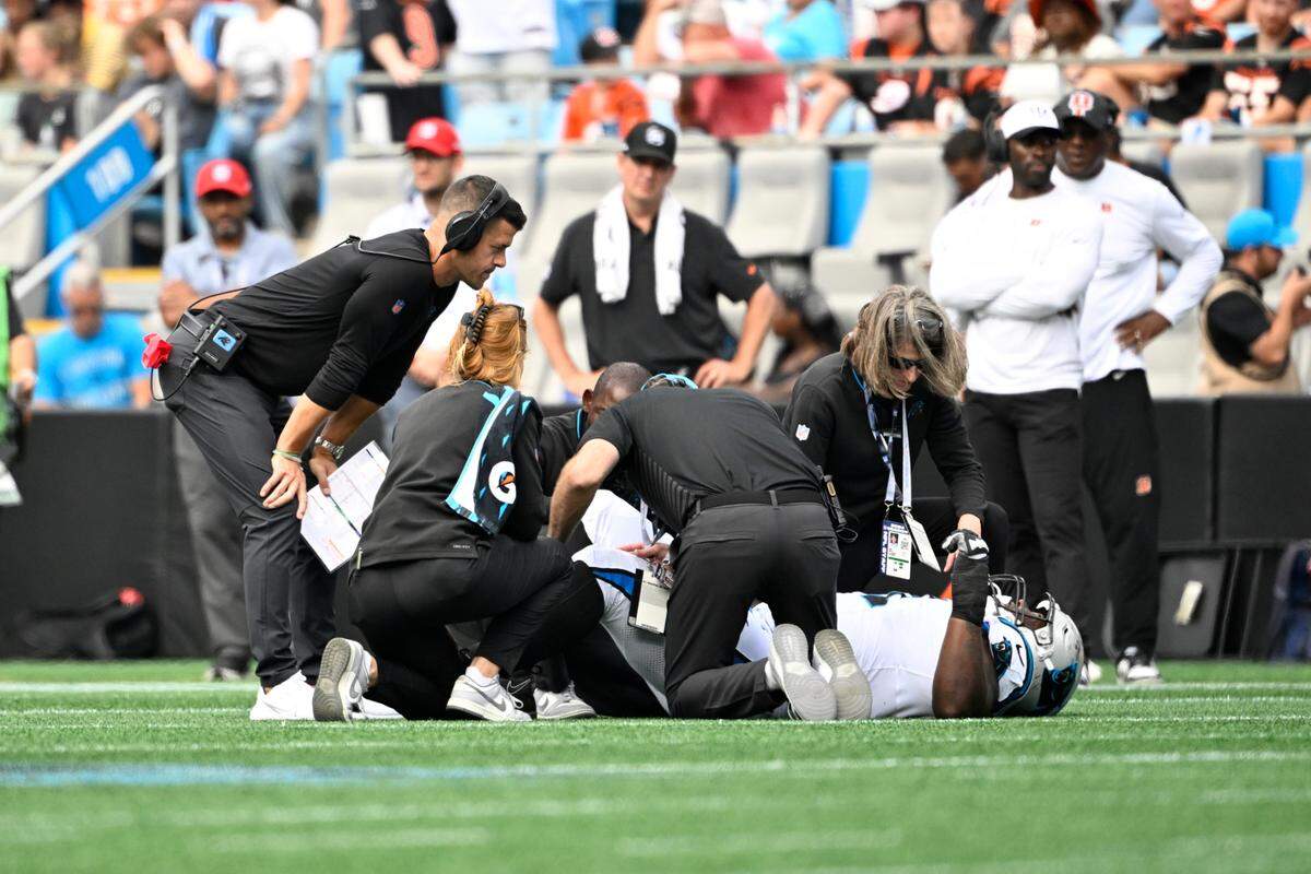 Carolina Panthers head coach Dave Canales checks on linebacker Shaq Thompson (54) after an injury in Sunday’s third quarter at Bank of America Stadium. Bob Donnan-Imagn Images