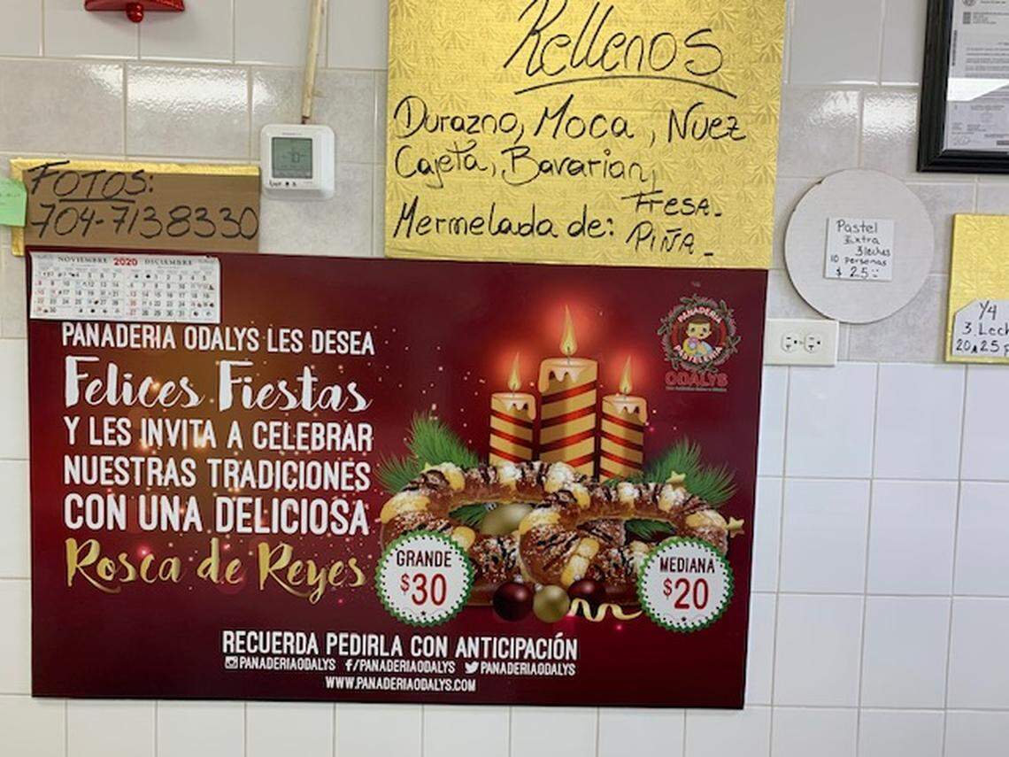 Signage advertises the Rosca de Reyes at Odalys Panaderia y Pasteleria.