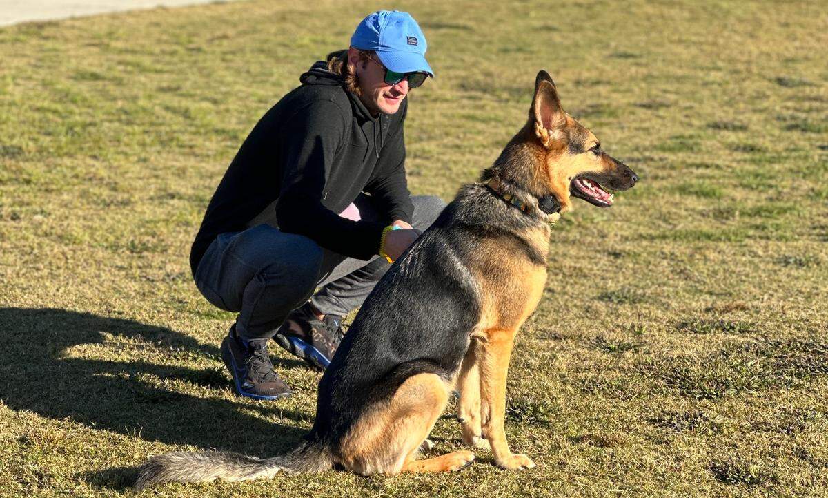 Off Leash Dog Training custmizes training programs for puppies and adult dogs.