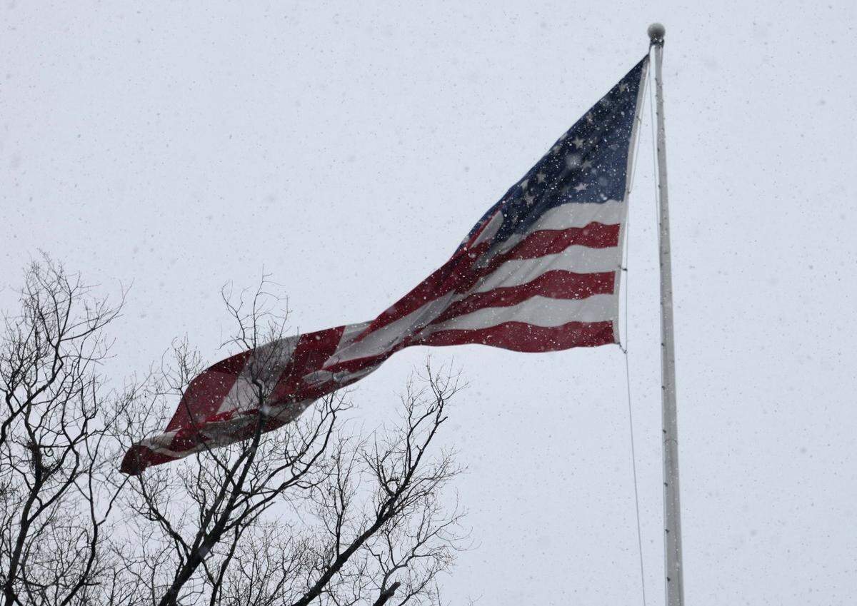 Snow starts to fall in Charlotte on Wednesday, Feb. 19, 2025.