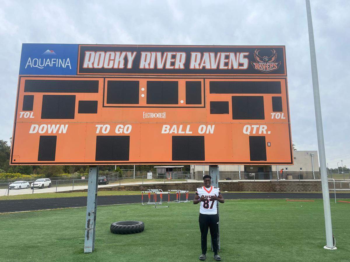 Nakiylon Lee diagnosed with leukemia during sophomore year at Rocky River HS in Mint Hill NC. Now cancer-free, he’s playing football and wants to go to nursing school