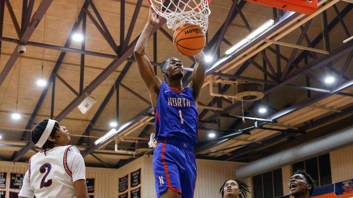 North Meck’s Chadlyn Traylor, center, dunks during the game at Chambers High School on Thursday, January 9, 2025.