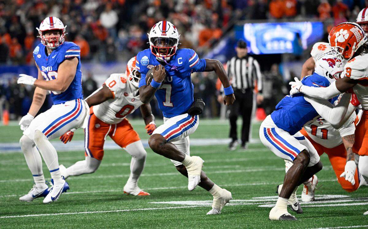 SMU Mustangs quarterback Kevin Jennings (7) runs for a touchdown during Saturday’s first quarter against the Clemson Tigers in the 2024 ACC Championship game at Bank of America Stadium. Bob Donnan-Imagn Images