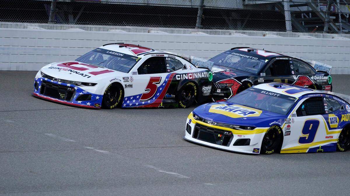 Kyle Larson (5), Matt DiBenedetto (21) and Chase Elliott (9) lead the field to start the NASCAR Cup Series auto race at Michigan International Speedway, Sunday, Aug. 22, 2021, in Brooklyn, Mich. (AP Photo/Carlos Osorio)
