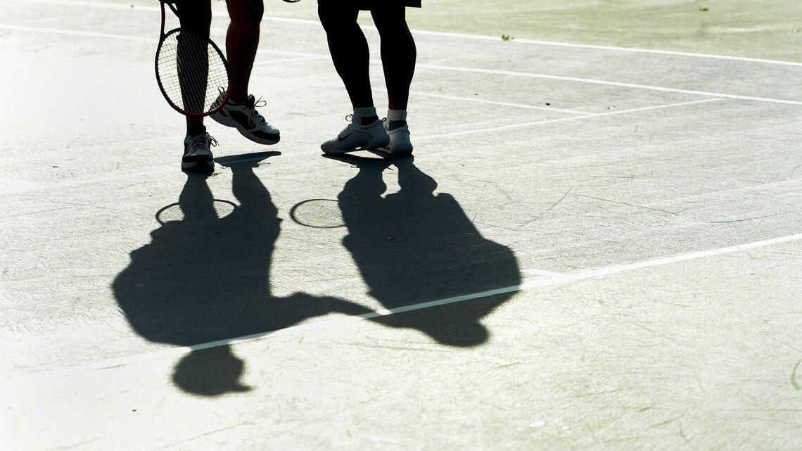 Older tennis player’s knee pain may be more than just a sore joint