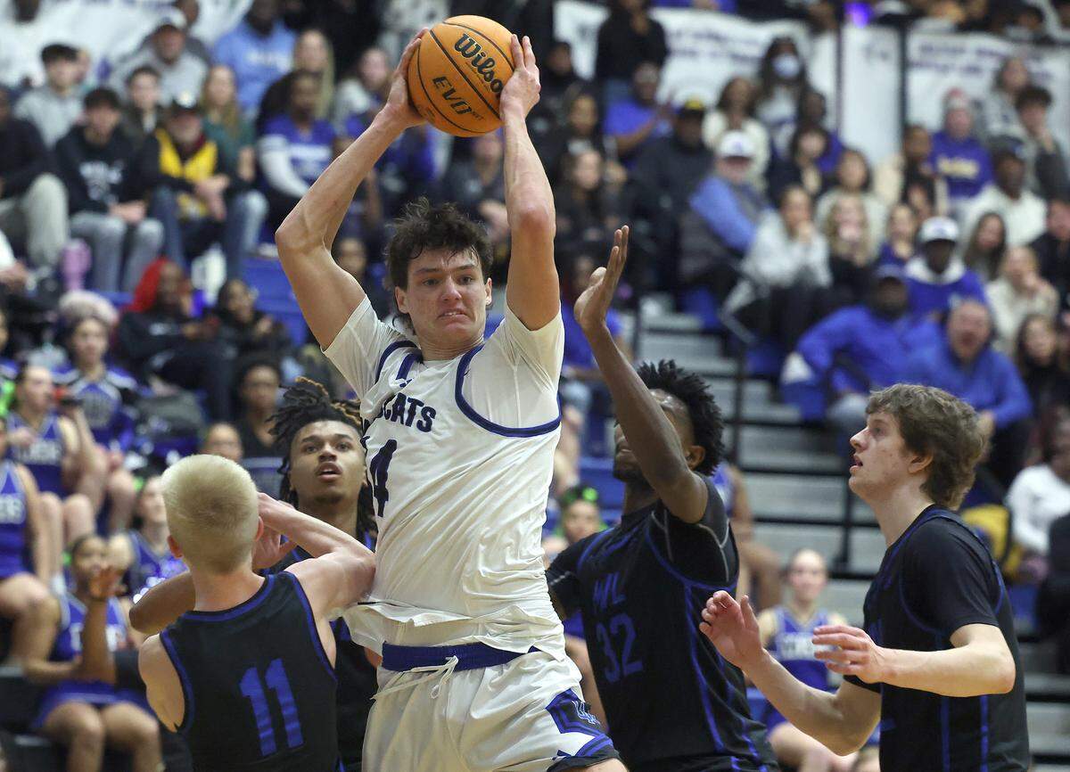 Lake Norman’s Trent Steinour, center, fights to get position to move toward the basket during action against Mooresville on Wednesday, January 22, 2025 at Lake Norman High School. Lake Norman defeated Mooresville 99-71.