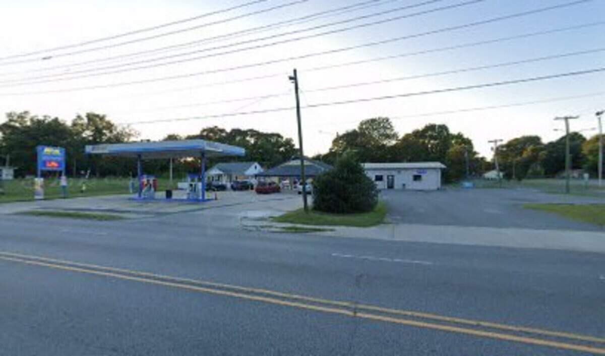 A North Carolina dad hit the top prize in a new $5 scratch-off game with a ticket bought at this food mart/convenience store, lottery officials said.