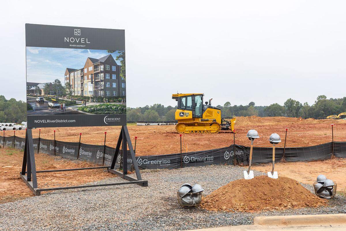 The construction site of Crescent Communities Novel River District, a 318-unit, seven-building multifamily development in the River District.