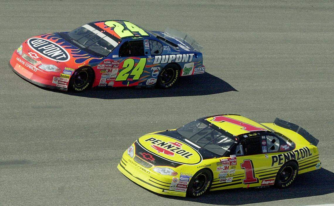 2/26/01 Driver Steve Park in the Pennzoil Chevrolet battles Dura-Lube 400 pole sitter Jeff Gordon in the DuPont Chevrolet through Turn 2 of North Carolina Motor Speedway in Rockingham, NC Monday afternoon. Park won the Dura-Lube 400 at North Carolina Speedway in Rockingham, NC. JEFF SINER/STAFF