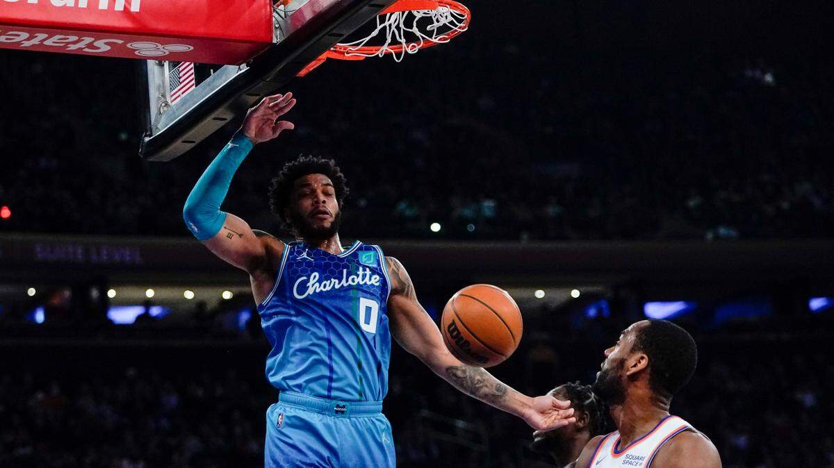 New York Knicks’ Alec Burks (18) watches as Charlotte Hornets’ Miles Bridges (0) dunks during the first half of an NBA basketball game Wednesday, March 30, 2022, in New York. (AP Photo/Frank Franklin II)