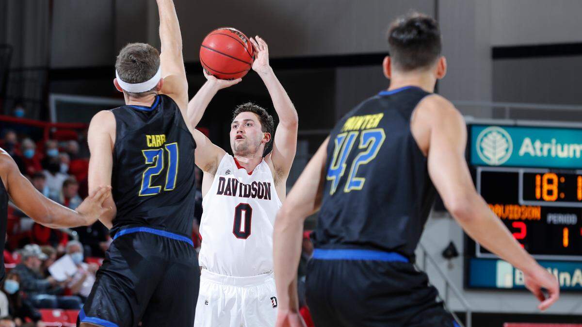 Davidson’s Foster Loyer (0) scored 27 points on Tuesday in the Wildcats’ win over Delaware.