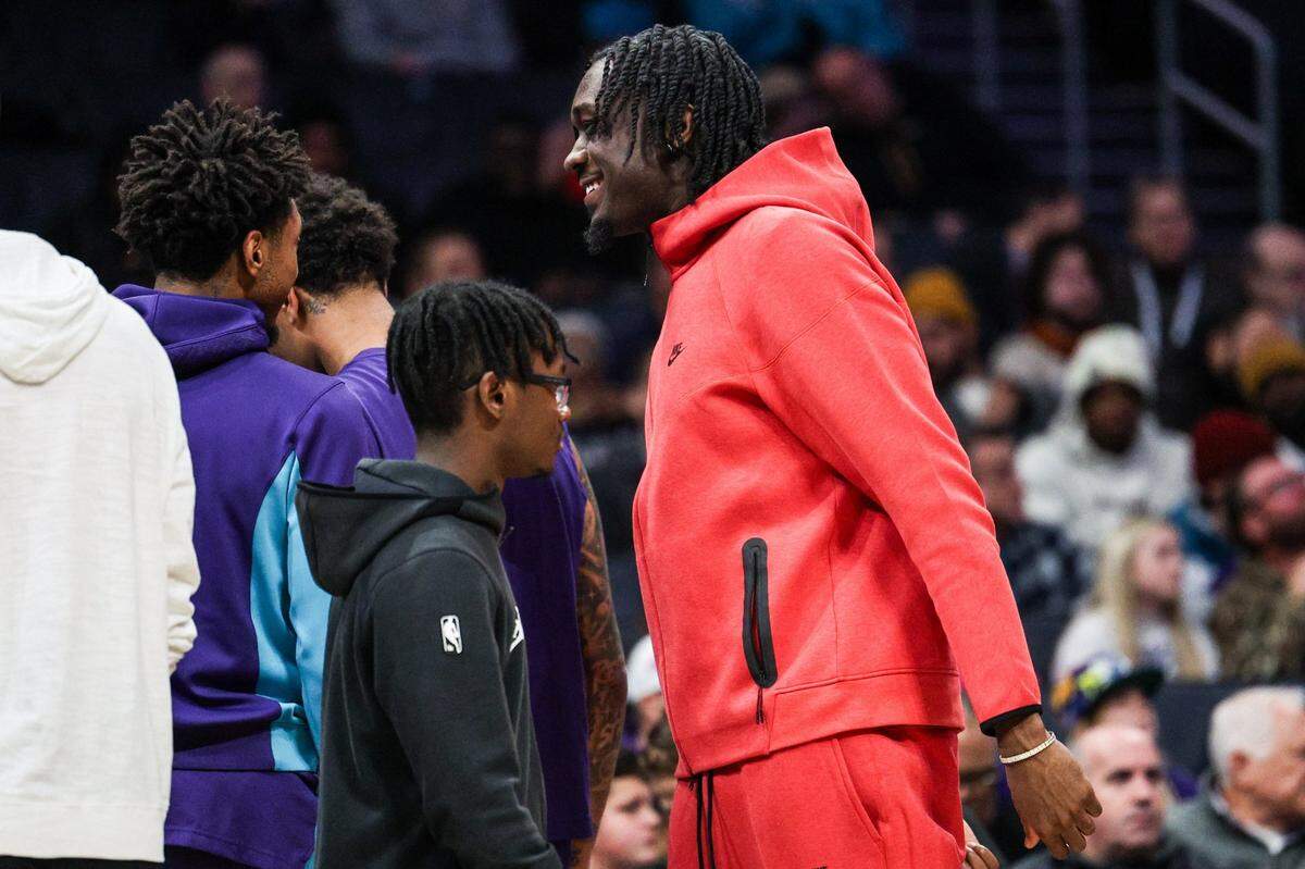 Hornets center Mark Williams, who did not play, joins teammates on the floor during a timeout during the game against the Spurs at Spectrum Center on Friday, January 19, 2024.