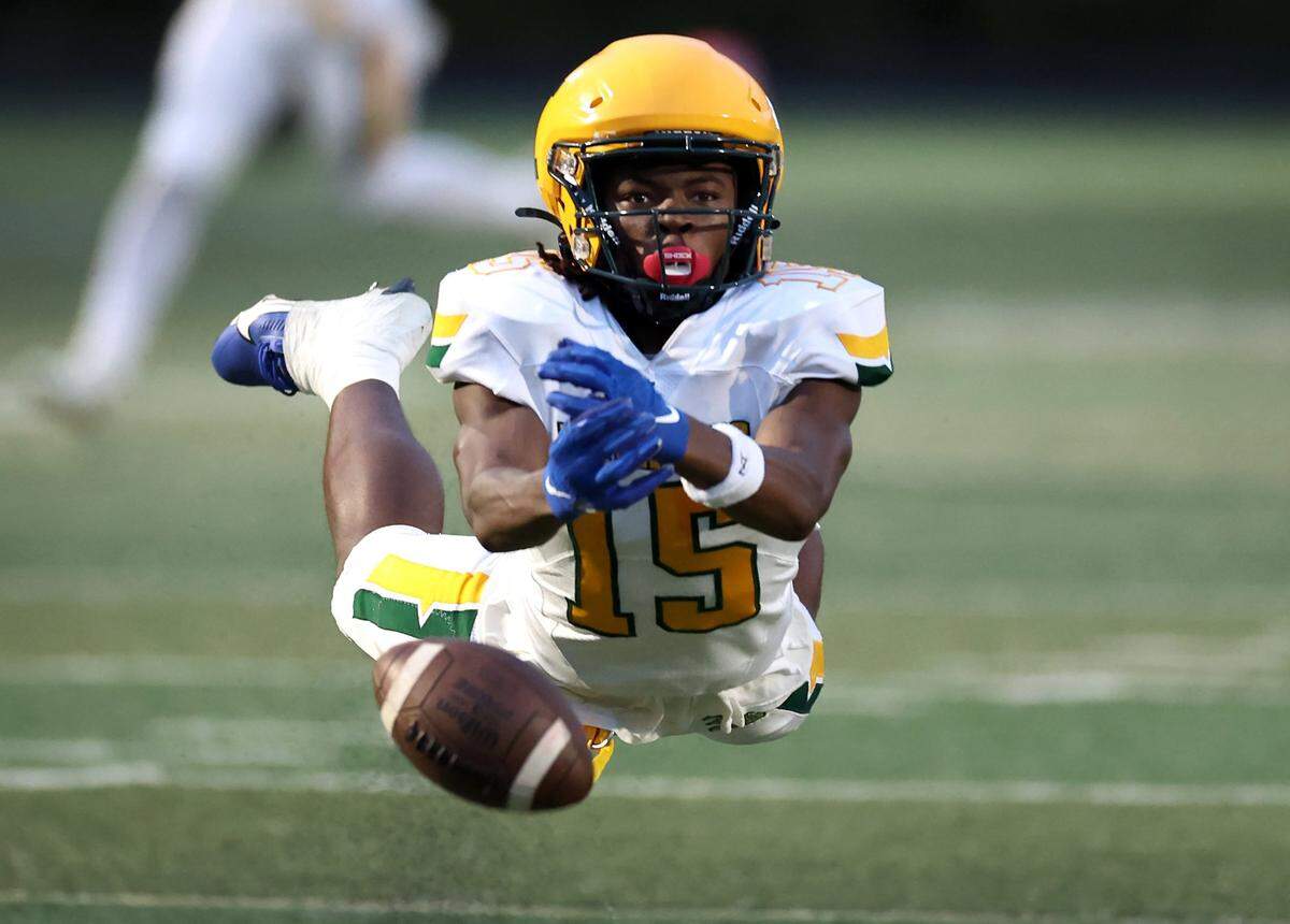 Independence Patriots wide receiver Ricky Myers Jr. is unable to catch a deep pass against the Charlotte Christian Knights on Friday, September 6, 2024.