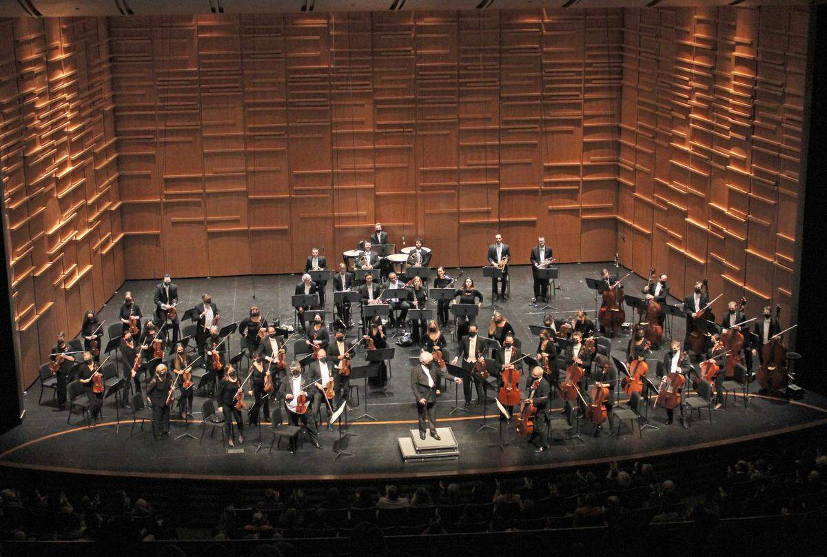 Christopher Warren-Green, seen in this file picture with the Charlotte Symphony, played his final concert Sunday as the orchestra’s music conductor, Beethoven’s Ninth Symphony.
