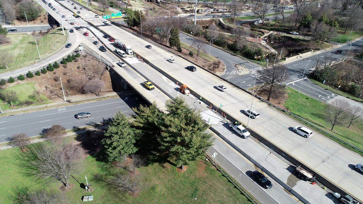 Traffic files past I-277 bridge construction over 4th and 3rd Streets via a single lane. The North Carolina Department of Transportation has reduced traffic to one lane on the Interstate 277 loop as crews work on bridges on the inner loop over Third, Stonewall and McDowell streets. The lane closures on Interstate 277 are part of a $16.3 million project to rehab 22 bridges in the I-277 corridor. The project is expected to wrap up in July. Traffic moved slowly on Thursday, Jan. 24, 2019.