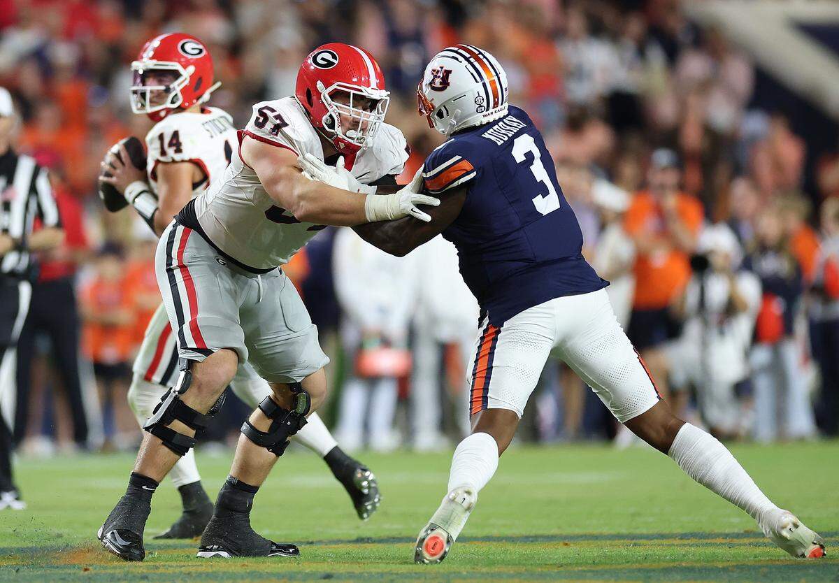 Then-Georgia Bulldogs offensive tackle Monroe Freeling (57) blocks Auburn’s Christ Murray during a 2025 game. 