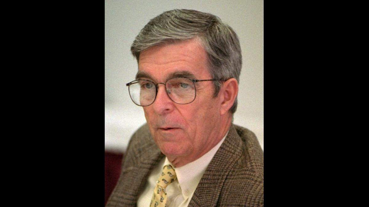 Charlotte City Manager Wendell White speaks at a meeting of the Carolinas Urban Coalition on Feb. 2, 1995. White, the city’s longest ever city manager, died Sept. 15. He was 90