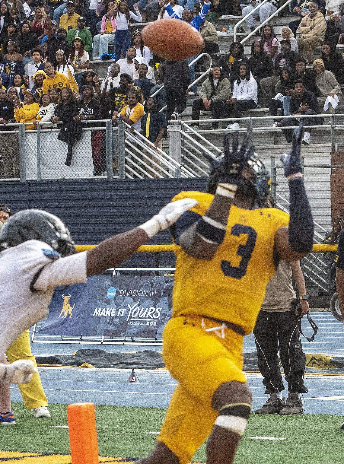 Johnson C. Smith’s Deandre Proctor (3) hauls in fourth-quarter touchdown pass to give the Golden Bulls the lead and ultimate winning margin on Saturday, Nov. 8, 2025 The Golden Bulls won, 26-21.