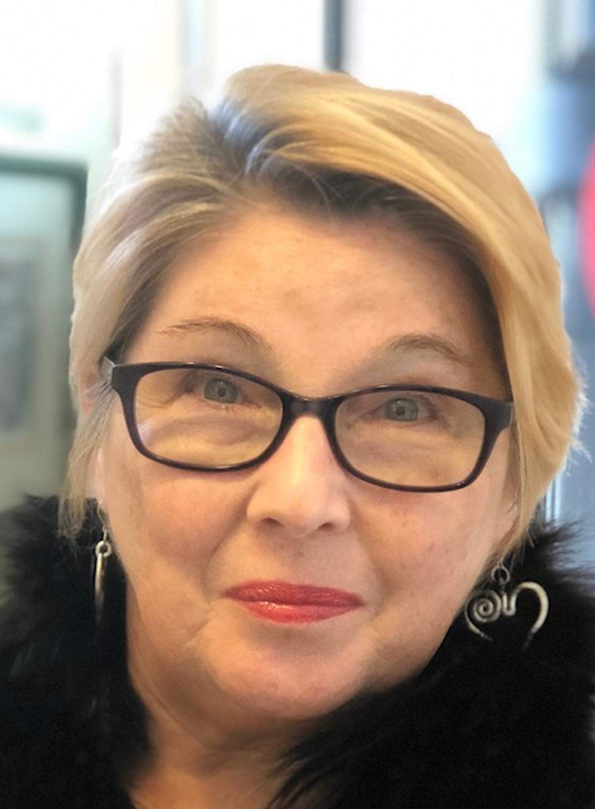 Betsy Ragone