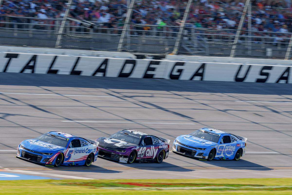 Apr 26, 2025; Talladega, Alabama, USA; NASCAR Cup Series driver Kyle Larson (5), NASCAR Cup Series driver Alex Bowman (48), and NASCAR Cup Series driver Chase Elliott (9) go into turn one at Talladega Superspeedway.