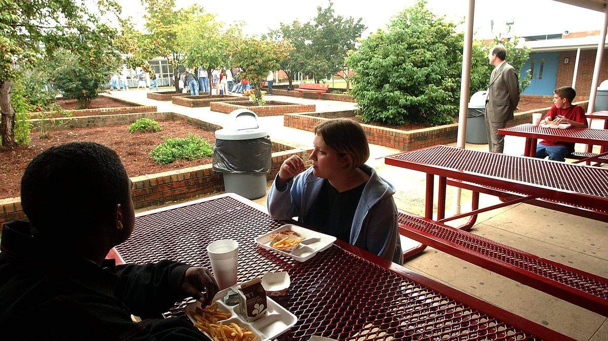 In this 2002 Charlotte Observer file photo, students enjoy lunch outside of Piedmont High School in Monroe. In a message to parents, the school’s principal apologized on Tuesday, Sept. 21, 2021, after a cheerleading sign with the word “White” in all capital letters was placed on a drinking water fountain in the school.