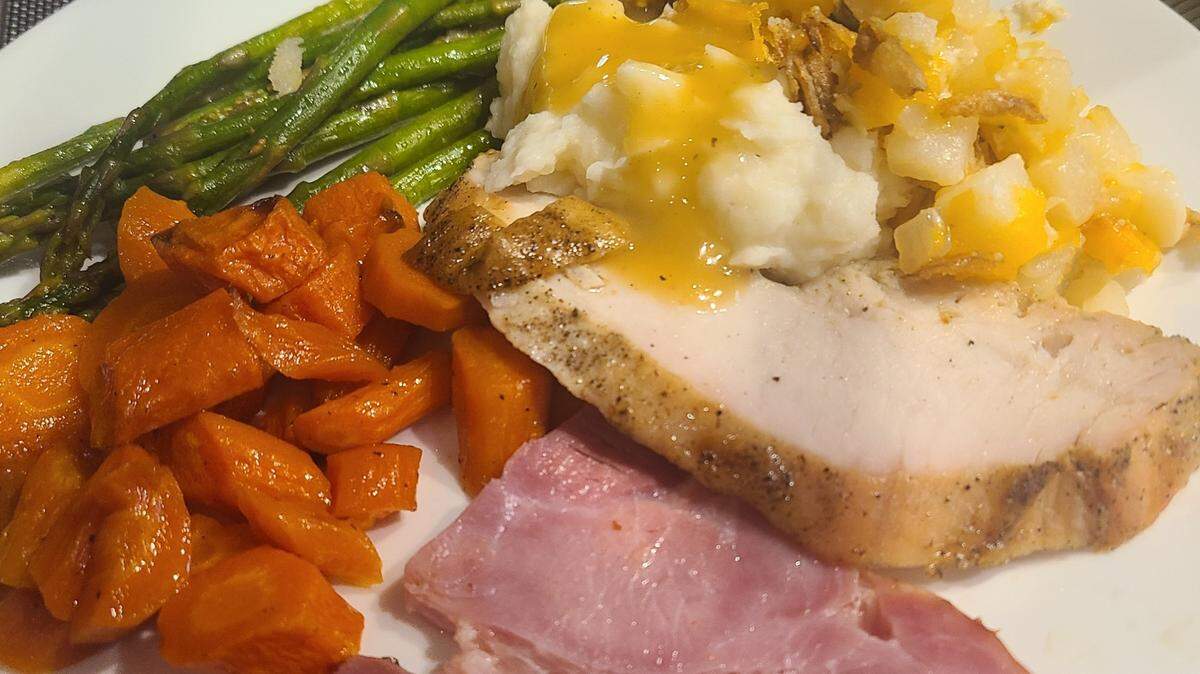 A La Minute’s holiday meals come with both turkey and ham.