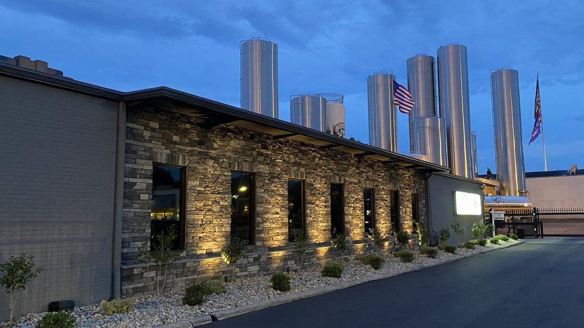 The Matthews-based grocery chain Harris Teeter is selling its Hunter Farms dairy processing plant in High Point to Maryland & Virginia Milk Producers Cooperative Association.