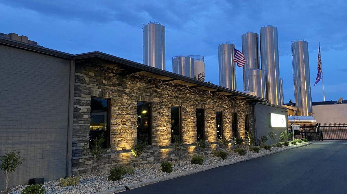 The Matthews-based grocery chain Harris Teeter is selling its Hunter Farms dairy processing plant in High Point to Maryland & Virginia Milk Producers Cooperative Association.