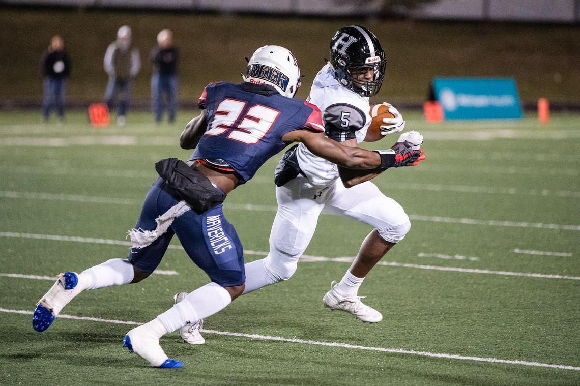 Mallard Creek’s Jaidyn Davis (23) tackles Devin Chandler (5) for a loss. Chandler, who played football for the University of Virginia, was one of three victims killed in a shooting on UVA’s campus Sunday, Nov. 13, 2022.