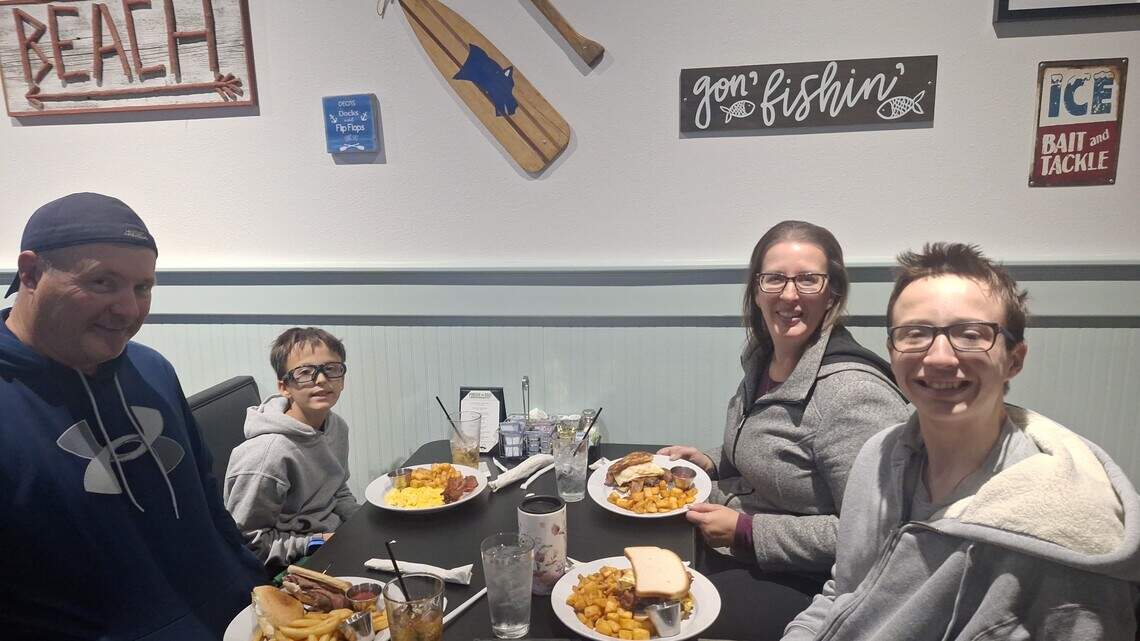 New Lake Norman diner features all-day smash burgers and breakfast