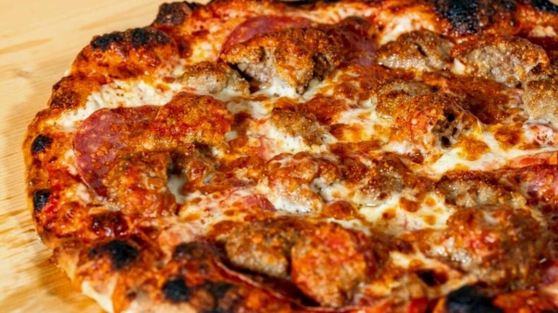 A popular Charlotte pizzeria straight from the ’90s is officially back.