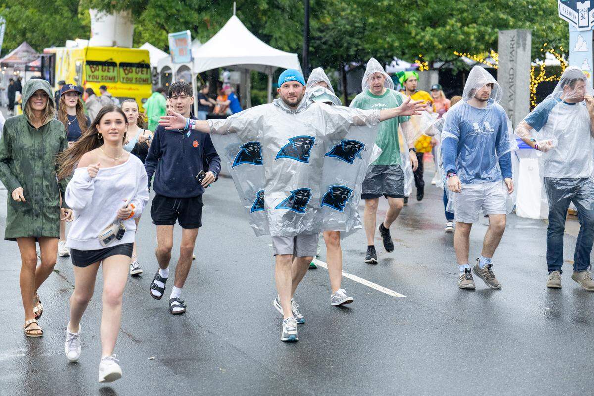 Fans in the rain at Lovin’ Life Music Fest.
