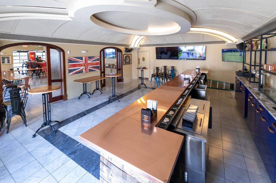 There’s a secondary bar on the Travis Avenue-side entrance of Big Ben’s new location.