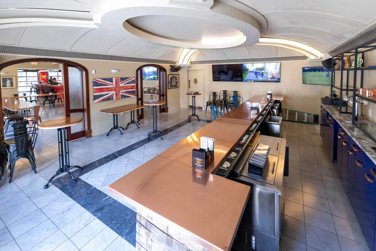 There’s a secondary bar on the Travis Avenue-side entrance of Big Ben’s new location.