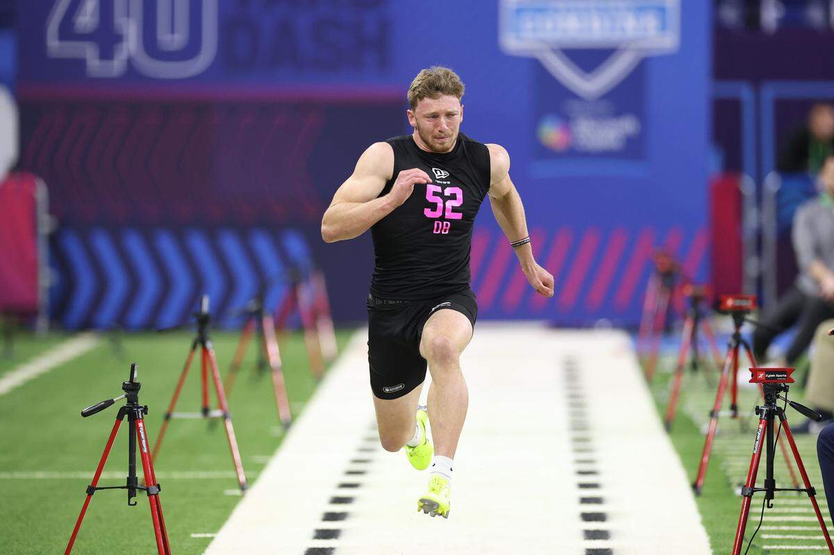 Oregon Ducks safety Dillon Thieneman participates in the 40-yard dash during the 2026 NFL Scouting Combine at Lucas Oil Stadium on Feb. 27, 2026 in Indianapolis, Indiana. (Photo by Stacy Revere/Getty Images)