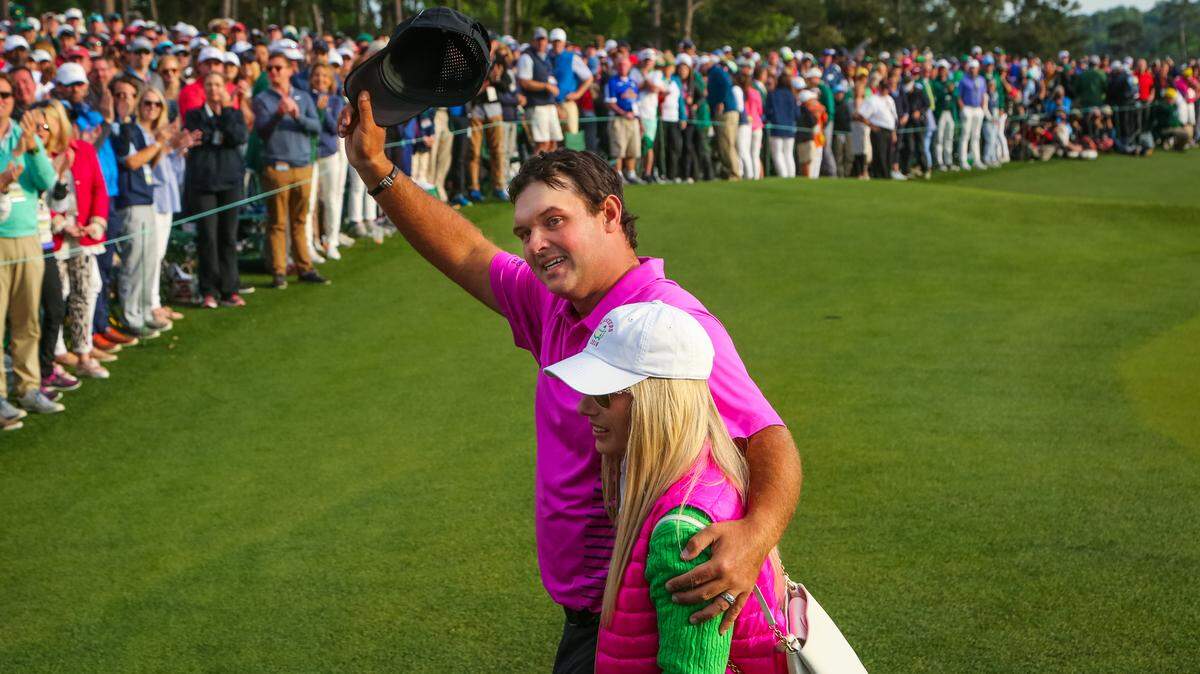 Patrick Reed acknowledges the gallery as he walks off the green with his wife, Justine, after winning the 2018 Masters golf tournament, Sunday April 08, 2018, in Augusta, Ga.