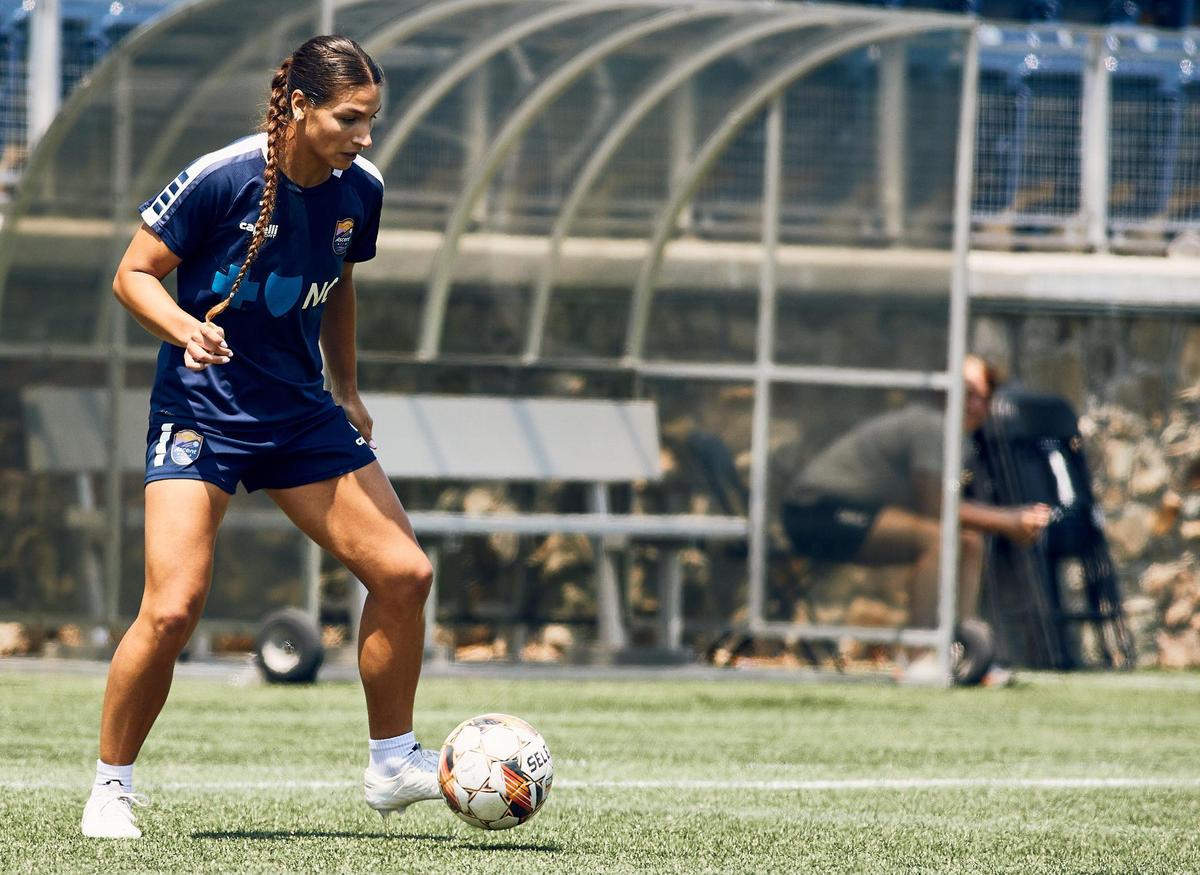 Ascent midfielder Jill Aguilera.