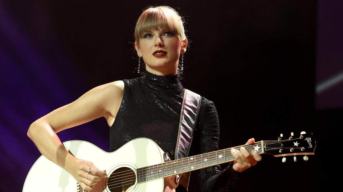 Taylor Swift performs onstage during NSAI 2022 Nashville Songwriter Awards at Ryman Auditorium on Sept. 20, 2022, in Nashville, Tennessee.