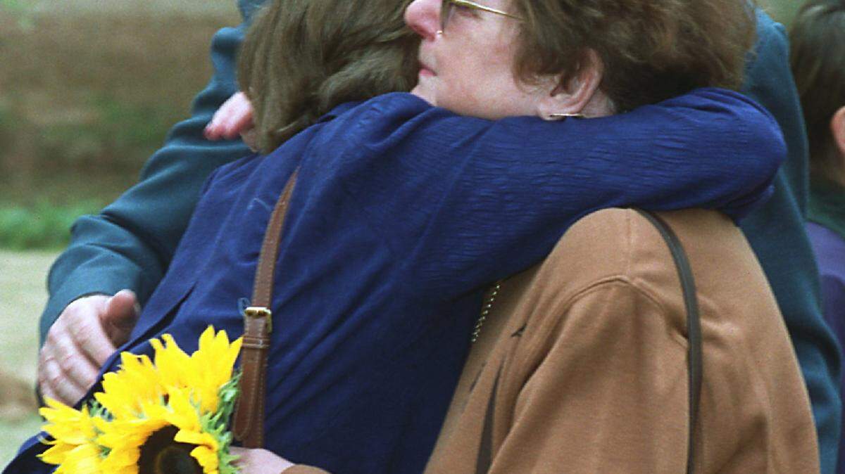 Kim Thomas’ mother Helen Thomas, right, hugs a supporter at the Kim Thomas Memorial Dedication Ceremony at Freedom Park Saturday Nov. 4, 2000. Kim Thomas was murdered in her home in 1990. Her sister, Lynn Thomas, expressed doubts about a new claim that a DNA match has linked Marion Gales to the killing.