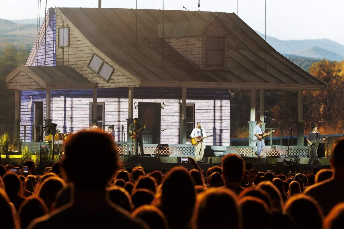 Noah Kahan performs in Raleigh on Saturday night.
