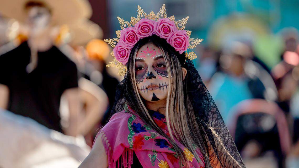 One of the highlights of Día de Muertos is the Catrina parade, where participants paint their faces and dress as the Catrina, a traditional skeletal symbol of the Day of the Dead.