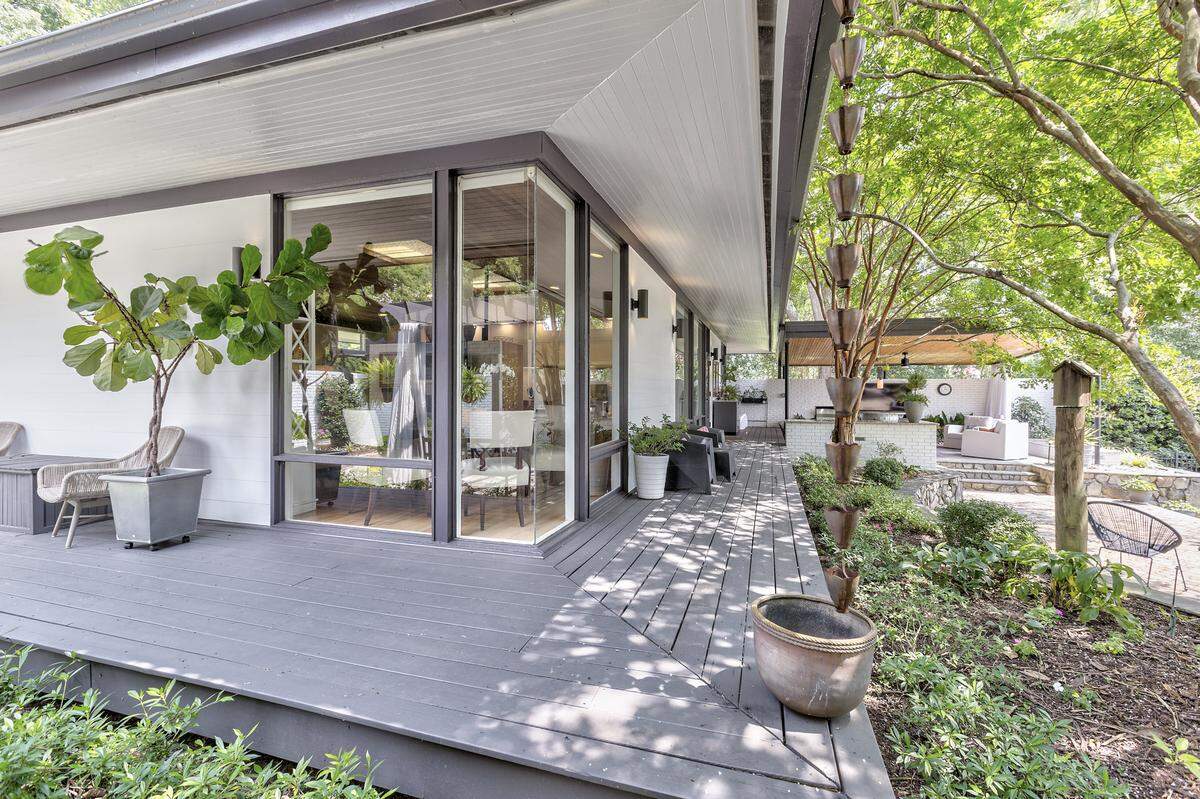 This Catawba River home features floor-to-ceiling windows.