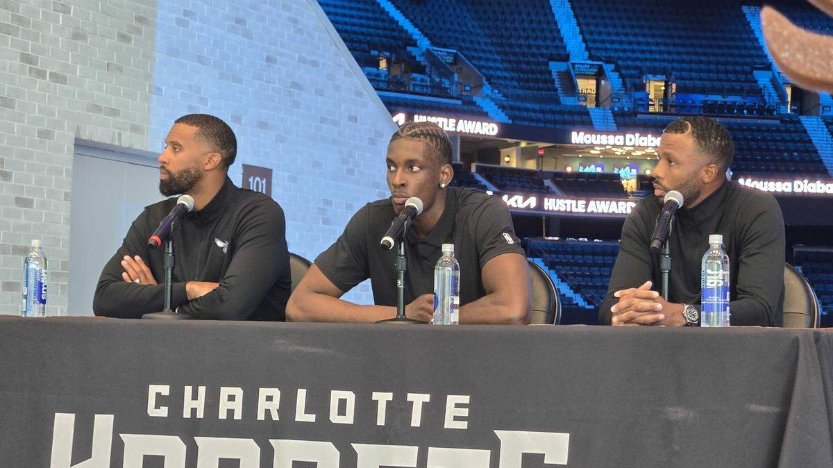 Charlotte Hornets F/C Moussa Diabaté (center) is flanked by Hornets coach Charles Peterson (left) and Hornets president of basketball operations Jeff Peterson as .Diabaté is honored for winning 2025-25 Kia Hustle Award.