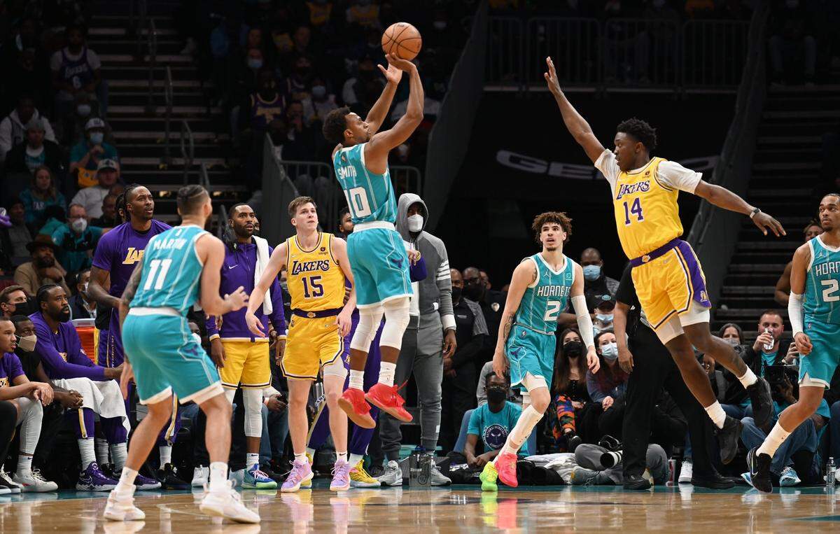 Charlotte Hornets guard Ish Smith, center, releases a jumper during the second half against the Los Angeles Lakers at Spectrum Center in Charlotte, NC on Friday, January 28, 2022. The Hornets defeated the Lakers 117-114 as Smith scored a season-high 22 points.