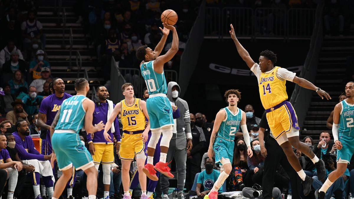 Charlotte Hornets guard Ish Smith, center, releases a jumper during the second half against the Los Angeles Lakers at Spectrum Center in Charlotte, NC on Friday, January 28, 2022. The Hornets defeated the Lakers 117-114 as Smith scored a season-high 22 points.
