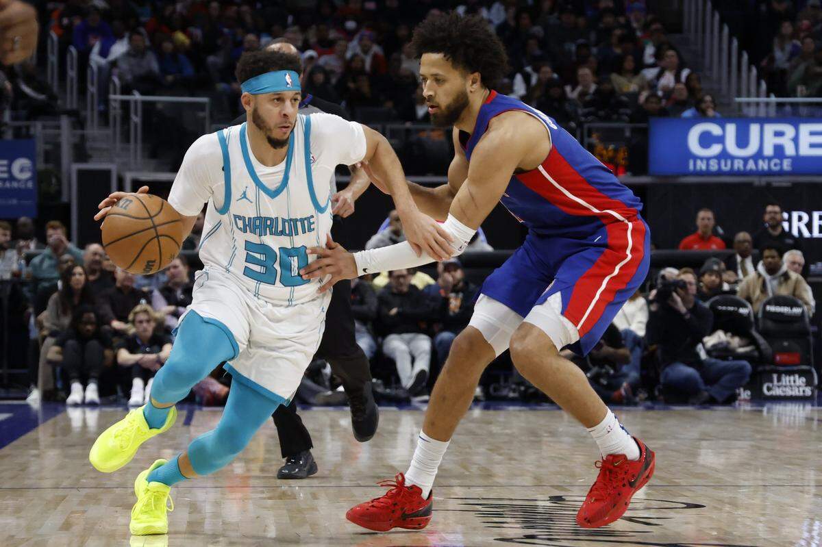 Charlotte Hornets guard Seth Curry (30) dribbles defended by Detroit Pistons guard Cade Cunningham (2) in the first half at Little Caesars Arena.